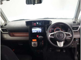 デザインもよく、居心地のよい運転席ですね。分かりやすいスイッチ類ですから操作もしやすく運転をサポートします。ぜひご来店いただき、実際にお座りいただいてステアリングを握ってみてください!