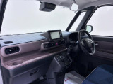 ダイハツのお店では、ダイハツ車を知り尽くしたプロフェッショナルが、専用の診断機器を使って各システムを点検しております。