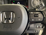 ハンドルにHondaセンシング系のクルーズコントロールやレーンキープアシストなどの操作スイッチが装備されています。ハンドルから手を離さず安全に操作できます。