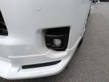 LEDフォグランプ装備。 視界が悪い状況で、ヘッドライトの光が乱反射するのを防ぎます。 特に雪道や山道での運転をサポートしてくれます。