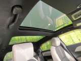 【ガラスルーフ】ガラスルーフ搭載で車内の解放感が一気にアップ!開放的なドライブをお楽しみいただけます。