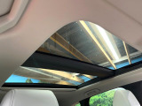 【パノラマルーフ】大型のガラスルーフ搭載で車内の解放感が一気にアップ!開放的なドライブをお楽しみいただけます。