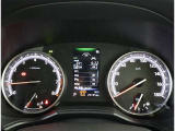 とっても見やすいメーターです。夜間時はラグジュアリーな気分にさせてくれる照明が魅力ですので、夜のドライブも楽しみになりますよ♪
