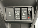 狭い所でも乗り降り楽々な両側電動スライドドアです!簡単にドアの開閉が出来る為女性やお年寄りにも優しく、荷物で手が塞がった時なども大変便利です!