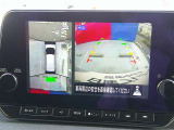 【アラウンドビューモニター】空から見下ろすような視点で、スムースな駐車と安全確認をサポートします。