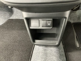 【運転席シートヒーター】エアコンよりも暖かくなるのが早く、エンジンをかけるとあっという間にポカポカに♪エアコンと違い風が出るわけではないので乾燥に敏感な方でも安心して使用できますよ♪