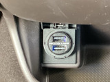 USBチャージャー搭載。スマートフォンなどの充電にとっても便利です。