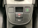サイドブレーキはスイッチ操作の電子制御パーキングブレーキです。燃費に役立つECONボタンもここです。