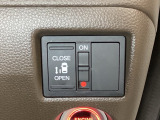 左側電動スライドドアは運転席からでも操作ができるように、ハンドル付近に開閉の操作スイッチが付いています。