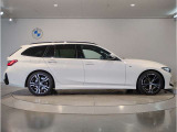 ☆BMWの前後重量配分50:50はエンジン自体をフロントタイヤよりも後ろにずらし、通常はエンジンルーム内に搭載される重量物であるバッテリーをトランクに移動させるなどして実現されています☆
