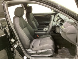 広い足元にゆったり座れるシートには肘掛けも装備しており長距離の運転でも疲れにくくなってます。女性でも運転がしやすいように、シートの高さ調整機能(シートリフター)がついています。