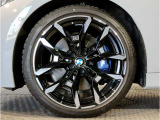 【BMWアロイホイル】軽量かつ強度に拘ったアロイホイル。走行性能ポテンシャルを引き出す設計。車の足元を引き締めてくれる大きなポイントはアロイホイルです。
