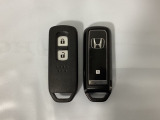 スマートキーを装備しています。鍵を差し込むことなくドアロックの開け閉めと、スタートボタン操作でのエンジンスタートができます。スペアキーも同じものを用意しております。