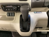CVT車のセレクトレバーです。低速から高速まで、変速ショックのないスムーズな走りを実現するとともに、エンジン効率のよい領域を維持することで燃費にも貢献します。