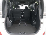 【トランクルーム】荷室の広さも十分です!シートアレンジでシートを畳めば長い荷物だって積めますね。シートアレンジの操作方法など、お気軽にご相談下さい。