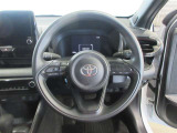 ステアリングから手を離さず、運転に集中したままオーディオ等の操作や安全装置の設定などが行えます。