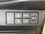 ハンドルの右側にはヘッドライトレベライザーとHondaセンシング用のメインスイッチがついています。ヘッドライトレベライザーは道路状況や積荷の加重に応じてライトの高さを調節できます。