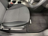 運転席シート足元です。