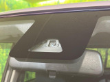 【スマートアシスト】走行中に前方の車両等を認識し、衝突しそうな時は警報とブレーキで衝突回避と被害軽減をアシスト。より安全にドライブをお楽しみいただけます。
