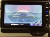 バックでの車庫入れも安心です! リアカメラが付いているバックモニター付のナビを装備しております。操作線もついており距離感も画面から確認できます。