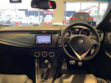 官能的な走行性能とサウンド、「運転している実感」を味わえる操作性 アルミスポーツペダルの採用
