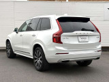 北欧流のラグジュアリーを体現したXC90。伝統的なスカンジナビアン・デザインを継承しながら、躍動感にあふれ優雅な雰囲気を身にまとう、新しい潮流を具現化したスタイリングです。