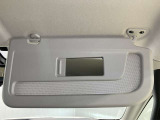 【運転席サンバイザー】鏡が付いているのでメイク直しなどにも便利★