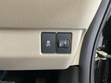 ハンドルの右側にはヘッドライトレベライザーとVSA(ABS+TCS+横滑り抑制)の解除スイッチがついています。ヘッドライトレベライザーは道路状況や積荷の加重に応じてライトの高さを調節できます。