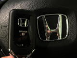 【Hondaスマートキー】カバンやポケットに入れたままでもドアの施錠・解錠が可能なスマートキーを装備。エンジンのオン・オフ時もカギを取り出す必要が無いからとっても便利です♪