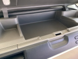 運転席にはアッパーボックスを備えており、小物の収納に便利です。