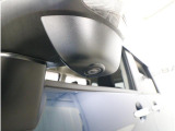 ■助手席側ドアミラーにはサイドビューカメラを装備。ドライバーの死角となりやすい車体左下側がきちんと確認できるので、幅寄せや狭い道でのすれ違いなどに効果を発揮します。