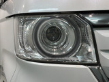 LEDヘッドライトは、点灯の瞬間から最大光量を発揮し、突然暗くなるトンネルなどでの安定感を高めます。