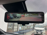 スマートルームミラーが付いております。後席に人が乗車した時や沢山の荷物を積んだ時もバックミラーの視界が遮られる事無く見えるので便利です♪