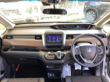 広びろとした視界が運転にゆとりを広げます。