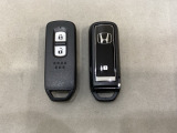 スマートキーを装備しています。鍵を差し込むことなくドアロックの開け閉めと、スタートボタン操作でのエンジンスタートができます。スペアキーも同じものを用意しております。