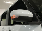 【ウインカーミラー】方向指示器をミラーのランプに点灯。対向車への視認性を高め、安心安全な方向転換をサポートします♪