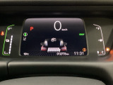 デジタル表示のスピードメーターとタコメーター、燃費やオドメーターなどの表示の他に、ホンダセンシング機能などの表示もできる多機能なマルチインフォメーション・ディスプレイです。