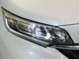 【LEDヘッドライト】悪天候や夜間走行時も良好な視界を確保し安心して運転できる高輝度LEDヘッドライトを装備!点灯速度が早く、消費電力も抑えられています。