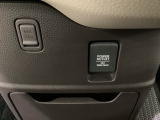 アクセサリーソケットはUSBのアダプターなどをつければ、スマホの充電にも使えます。周辺には物が置けるボックスがついています。