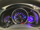 真ん中にスピードメーターを配した、見やすい3眼メーターになっています。右側のインフォメーション画面でオドメーターや燃費などの情報を確認できます。