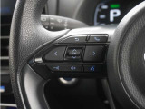 ハンドルにオーディオ操作用スイッチを備え、手を放さずに操作可能。安全性と利便性を両立しています。