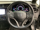 ハンドルにHondaセンシング系のクルーズコントロールやレーンキープアシストなどのスイッチと、オーディオの操作スイッチが装備されています。ハンドルから手を離さず安全に操作できます。