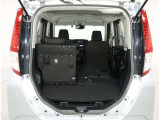 便利な6:4分割可倒式シートです。収納と乗車人数のバランスに優れています♪荷物の大きさに応じたラゲージスペースをフレキシブルに作り出せるので、シーンに応じた使い方ができます♪