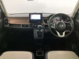 【前方視界】開放的な前方視界!運転がしやすく疲れにくいです♪窓が大きく、見通しがとっても良いおクルマですよ♪