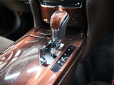 CVT(無段変速)のオートマチックです。フロアシフトがとても使い易いです。また高燃費に貢献するのもこのオートマチックです(*^_^*)