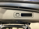 スマートキーや運転席のボタンを押すだけでリアゲートが自動で開閉します!荷物を持っている時や、高い位置にあるバックドアを閉める際に便利な機能です♪
