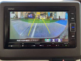 シフトをR(リバース)へ入れると自動で車両後方が映る『バックカメラ』付きです。 目視でのバックが基本ですが画面で確認することもできますから安心ですね。雨天時や夜間などはその便利さに手放せなくなります♪