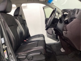 女性でも運転がしやすいように、シートの高さ調整機能(シートリフター)がついています。運転席と助手席の間が空いている為、助手席側への移動がスムーズです。交通量の多い道でも助手席側から乗り降りができます。