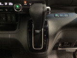 CVT車のセレクトレバーです。低速から高速まで、変速ショックのないスムーズな走りを実現するとともに、エンジン効率のよい領域を維持することで燃費にも貢献します。