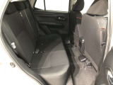 【後部座席】も当然、綺麗・清潔に仕上げております。内装の綺麗なお車は気持ちが良いですし、コンディションのいい車が多いです。これもオススメの1台です。